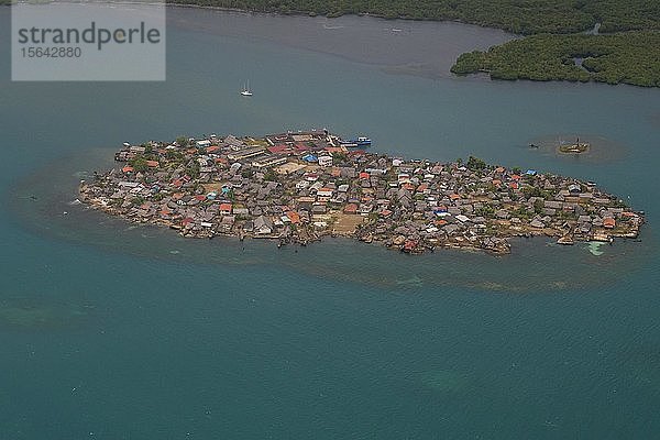 Luftaufnahme einer dicht besiedelten Inselgruppe  San Blas Inseln  Kuna Yala  Panama  Mittelamerika