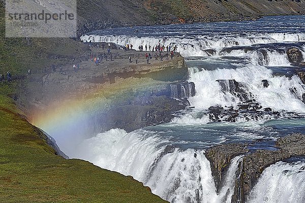 Wasserfall Gullfoss mit Regenbogen  Goldener Kreis  Fluss Hvítá  Haukadalur  Südisland  Island  Europa