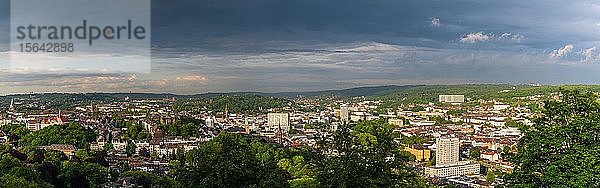 Stadtansicht  Panoramablick auf Elberfeld und Barmen  Wuppertal  Bergisches Land  Nordrhein-Westfalen  Deutschland  Europa