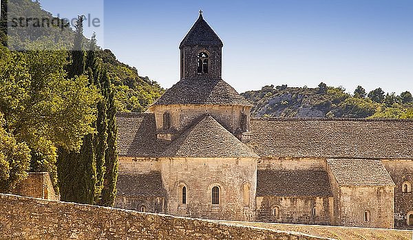 Die romanische Zisterzienserabtei Abbaye Notre-Dame de Sénanque  in der Nähe von Gordes  Provence  Frankreich  Europa