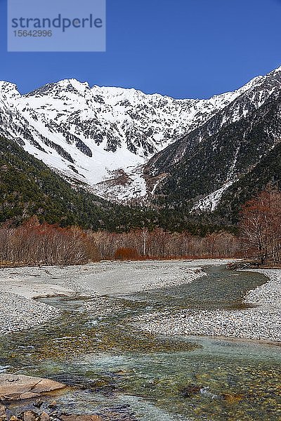 Azusa Fluss  Berg Hotaka schneebedeckt im Rücken  Japanische Alpen  Kamikochi  Matsumoto  Nagano  Japan  Asien