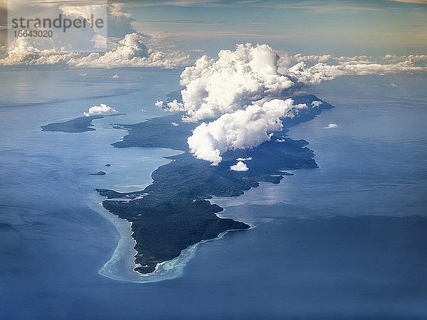 Luftaufnahme Südspitze Insel Selayar mit Saumriff und Wolken  Sulawesi  Indonesien  Asien