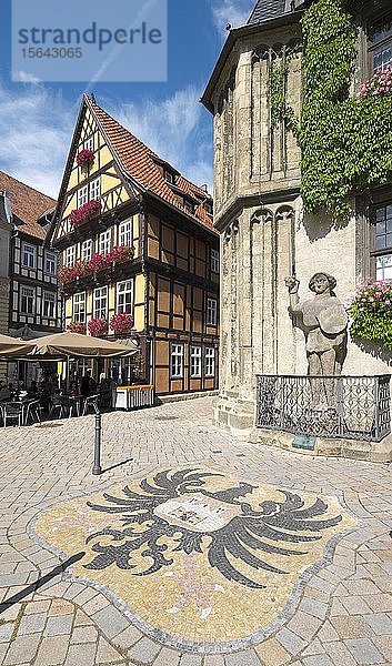 Quedlinburger Wappen und Rolandfigur  Marktplatz  Altstadt  Quedlinburg  Sachsen-Anhalt  Deutschland  Europa