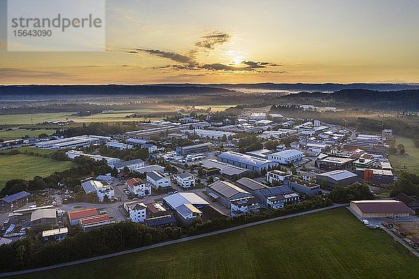 Gewerbegebiet Gelting bei Sonnenaufgang  bei Geretsried  Tölzer Land  Luftbild  Oberbayern  Bayern  Deutschland  Europa