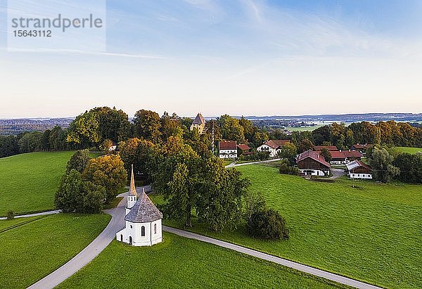Kapelle St. Leonhard und Schloss Harmating  Harmating  bei Egling  Tölzer Land  Luftbild  Oberbayern  Bayern  Deutschland  Europa