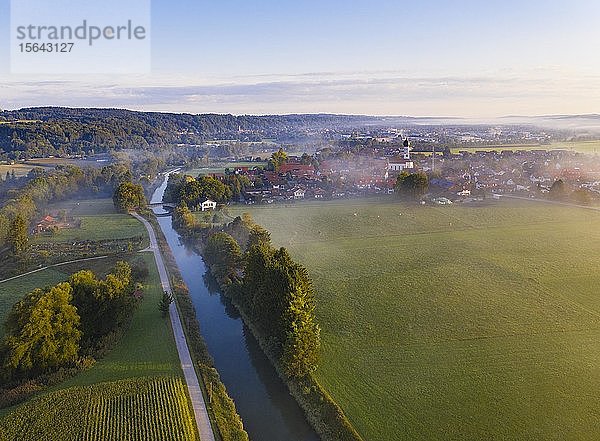 Ort Gelting und Loisachkanal  bei Geretsried  Tölzer Land  Luftbild  Oberbayern  Bayern  Deutschland  Europa