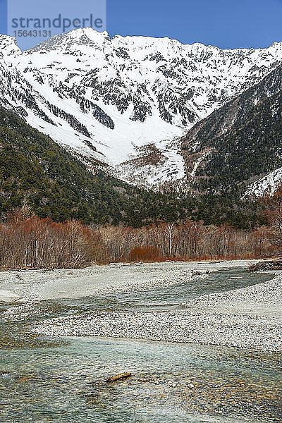 Azusa Fluss  Berg Hotaka schneebedeckt im Rücken  Japanische Alpen  Kamikochi  Matsumoto  Nagano  Japan  Asien