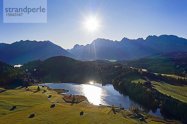 Luftaufnahme Geroldsee  auch Wagenbrüchsee  mit Karwendel  Krün  Werdenfelser Land  Oberbayern  Bayern  Deutschland  Europa