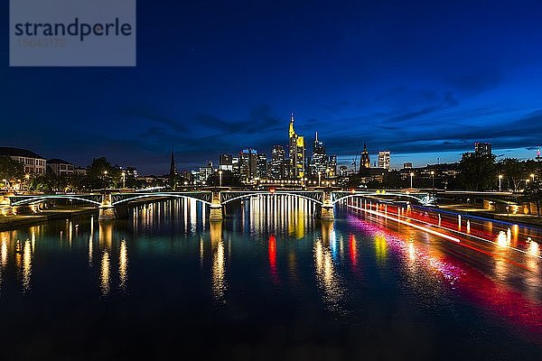 Beleuchtete Skyline und Ignatz-Bubis-Brücke zur blauen Stunde  Stadtzentrum  Frankfurt am Main  Hessen  Deutschland  Europa