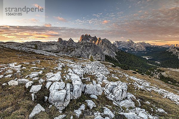 Die zerklüfteten Gipfel der Cadini di Misurina in der Morgenstimmung  Sextner Dolomiten  Südtirol  Südtirol  Italien  Europa