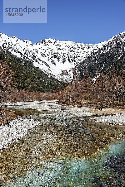 Besucher am Fluss Azusa  hinter dem schneebedeckten Berg Yake  Japanische Alpen  Kamikochi  Matsumoto  Nagano  Japan  Asien