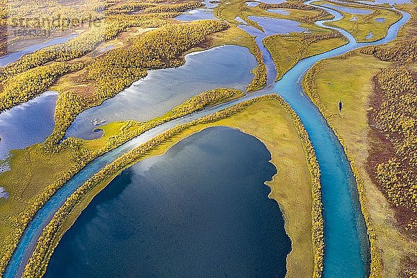 Herbstliche Flusslandschaft aus der Luft  Detailaufnahme  Flusslauf des Visttasjohka  Nikkaluokta  Lappland  Schweden  Europa