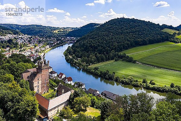 Luftaufnahme der Burg Vierburgeneck Schadeck  Vorderburg  Mittelburg  Hinterburg bei Neckarsteinach  Baden-Württemberg  Deutschland  Europa