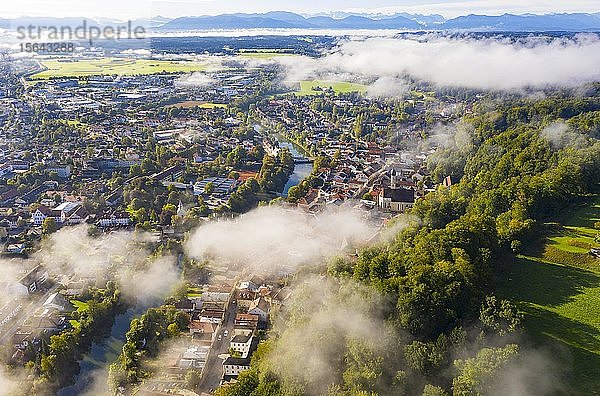 Luftbild  Altstadt von Wolfratshausen mit Loisach und Kirche St. Andreas im Morgennebel  am hinteren Alpenkamm  Oberbayern  Bayern  Deutschland  Europa