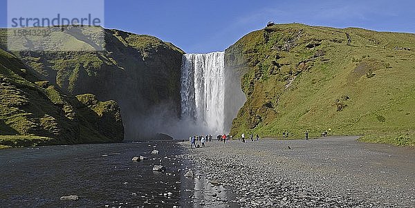 Menschen vor dem großen Wasserfall Skógafoss  Skogafoss  Skogar  Ringstraße  Sudurland  Südisland  Island  Europa