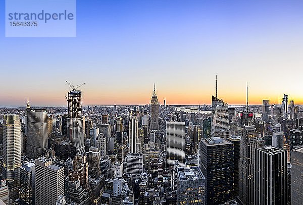 Blick auf Midtown und Downtown Manhattan und Empire State Building vom Top of the Rock Observation Center bei Sonnenuntergang  Rockefeller Center  Manhattan  New York City  New York State  USA State  USA  Nordamerika