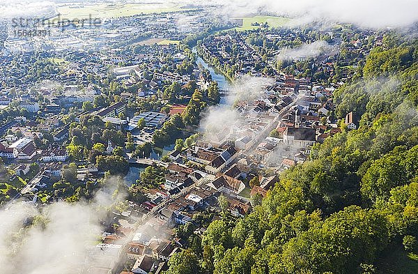 Luftaufnahme  Altstadt von Wolfratshausen mit Loisach und Kirche St. Andreas im Morgennebel  Oberbayern  Bayern  Deutschland  Europa