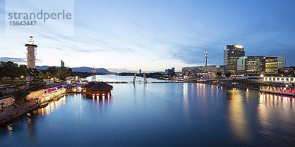 Versunkene Stadt und Stadtansicht mit Donau in der Abenddämmerung  Donauinsel  Donaucity  Wien  Österreich  Europa