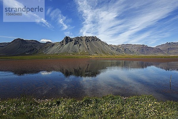 Seenlandschaft mit vulkanischen Bergen  Halbinsel Snæfellsnes  Snaefellsnes  Westisland  Island  Europa