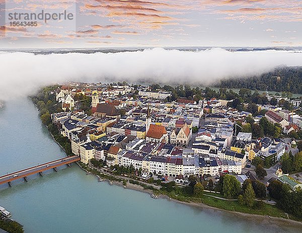 Altstadt in Innschleife bei Dämmerung und Nebel  Rote Brücke  Wasserschloss am Inn  Luftbild  Oberbayern  Bayern  Deutschland  Europa