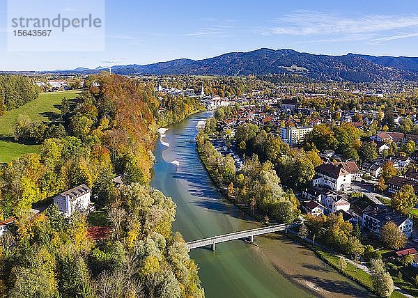 Bad Tölz mit Isar und Isarsteg  Isarwinkel  Luftbild  Oberbayern  Bayern  Deutschland  Europa