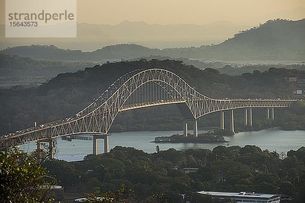 Puente de las Américas  Brücke der Amerikas  Bogenbrücke über den Panamakanal  Panama-Stadt  Panama  Mittelamerika