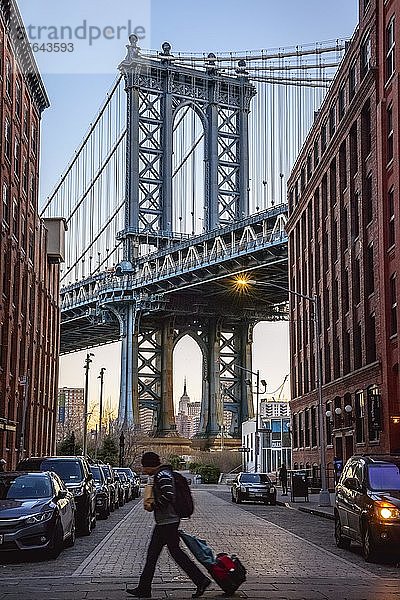Tourist mit Rollkoffer überquert die Straße  Blick von Main Street auf Manhattan Bridge und Empire State Building  Morgenstimmung  Dumbo  Brooklyn  New York  USA  Nordamerika