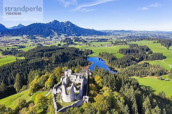 Burgruine Hohenfreyberg und Schweinegger Schlossteich  bei Eisenberg  Edelsberg und Alpspitz im Hintergrund  Luftbild  Ostallgäu  Allgäu  Schwaben  Bayern  Deutschland  Europa