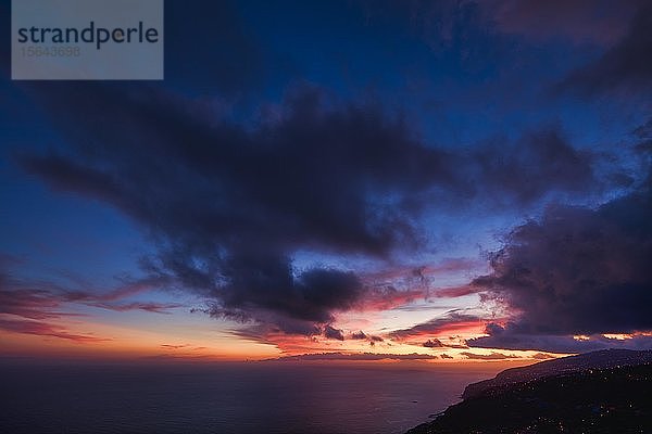 Dramatischer bewölkter Himmel bei Sonnenuntergang  Steilküste bei Arco da Calheta  Insel Madeira  Portugal  Europa