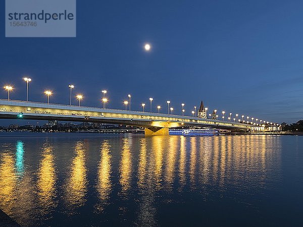 Kaiserliche Brücke über die Donau  Blaue Stunde  Wien  Österreich  Europa