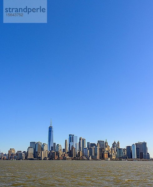 Blick vom Hudson River auf die Skyline von Lower Manhattan mit Wolkenkratzern  New York City  New York  USA  Nordamerika