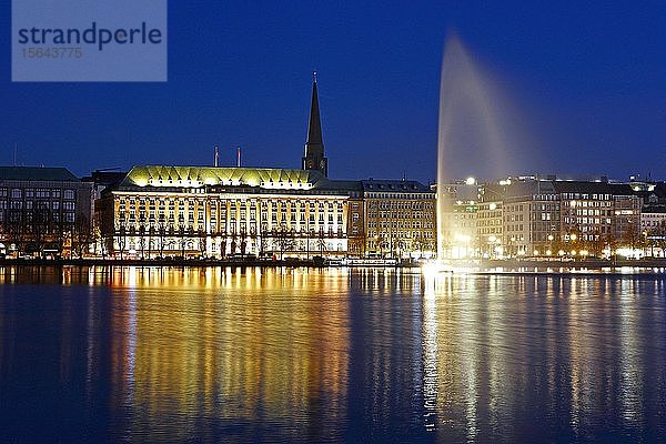 Binnenalster mit Alsterbrunnen zur blauen Stunde  Hamburg  Deutschland  Europa