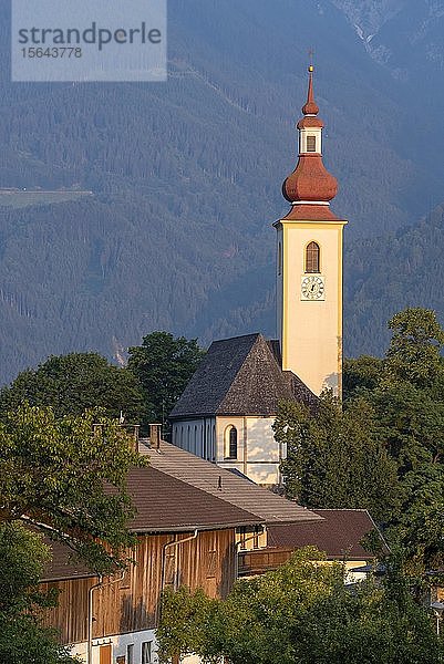 Pfarrkirche St. Margarethen im ersten Morgenlicht  Buch in Tirol  Tirol  Österreich  Europa
