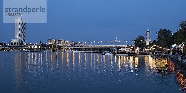 Donau mit Kaiserbrücke und Leuchtturm  Donauinsel  Blaue Stunde  Wien  Österreich  Europa