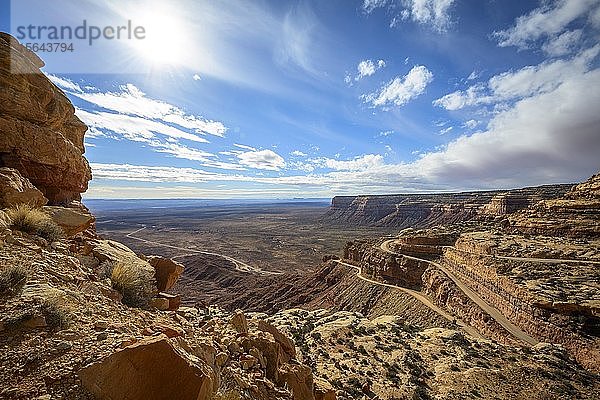 Moki Dugway überwindet den Rand der Cedar Mesa  Blick auf das Tal der Götter  Bears Ears National Monument  Utah State Route 261  Utah  USA  Nordamerika