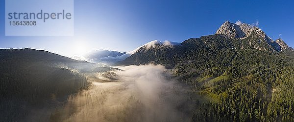 Grünkopf und Wettersteinspitze  Nebel über Ferchensee bei Sonnenaufgang  bei Mittenwald  Luftbild  Werdenfelser Land  Wettersteingebirge  Oberbayern  Bayern  Deutschland  Europa