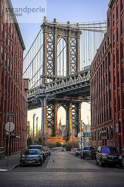 Blick von der Main Street auf die Manhattan Bridge und das Empire State Building  mit Morgensonne  Dumbo  Brooklyn  New York  USA  Nordamerika
