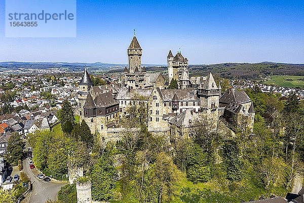 Schloss Braunfels  mit Hubertusturm  Neuer Bergfried  Georgturm und Alter Stock Braunfels  Hessen  Deutschland  Europa