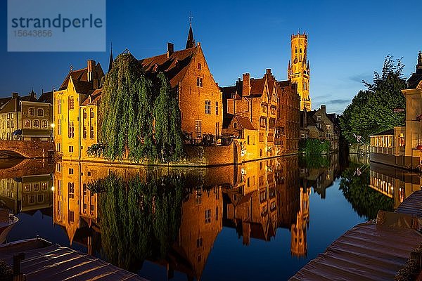 Beleuchtete historische Häuser mit Wasserspiegelung in der Abenddämmerung  Rozenkaai  Brügge  Belgien  Europa