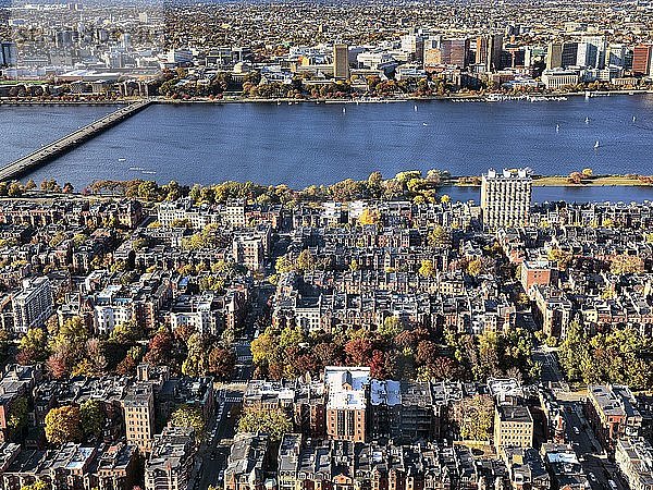 Blick vom Prudential Tower auf Back Bay  Charles River und Cambridge  Boston  Massachusetts  Neuengland  USA  Nordamerika