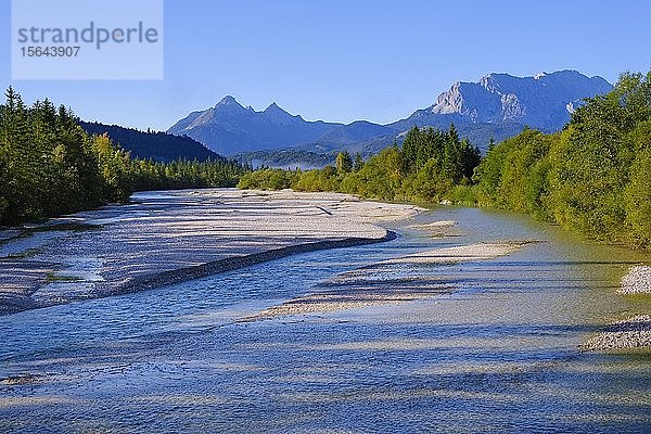 Isar bei Wallgau  hinter Große Arnspitze und Wettersteinwand im Wettersteingebirge  Werdenfelser Land  Oberbayern  Bayern  Deutschland  Europa