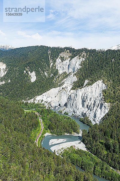 Zug der Rhätischen Bahn  Rheinschlucht  Ruinaulta  bei Versam  Graubünden  Schweiz  Europa