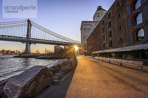 Manhattan Bridge im Gegenlicht  Morgensonne  Sonnenstern  Sonnenaufgang  Empire Fulton Ferry Park  Dumbo  Brooklyn  New York  USA  Nordamerika