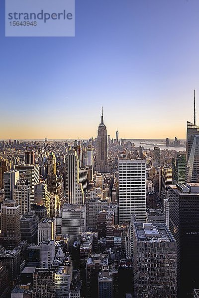 Blick auf Midtown und Downtown Manhattan und Empire State Building vom Top of the Rock Observation Center  Rockefeller Center  Manhattan  New York City  New York State  USA  Nordamerika