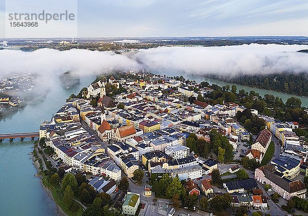 Altstadt in Innschleife bei Dämmerung und Nebel  Wasserschloss am Inn  Luftbild  Oberbayern  Bayern  Deutschland  Europa