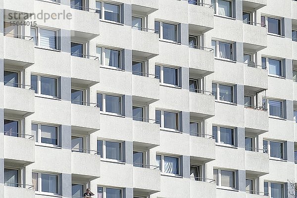 Monotone Hausfassade mit Balkonen an einem weißen Wohnhaus  Vahr  Bremen  Deutschland  Europa