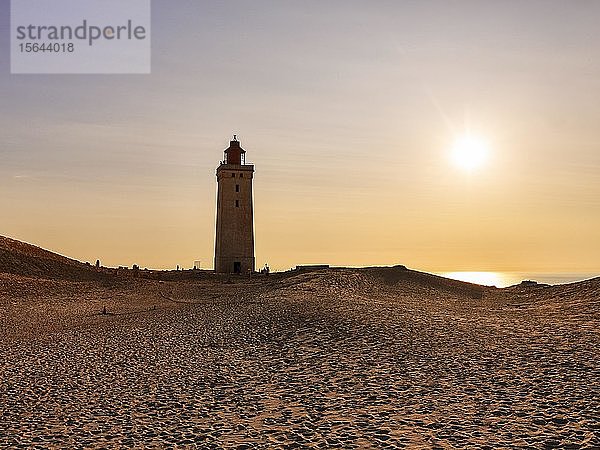 Leuchtturm auf der Wanderdüne Rubjerg Knude bei Sonnenuntergang  Løkken  Lokken  Nordjylland  Nordjütland  Dänemark  Europa