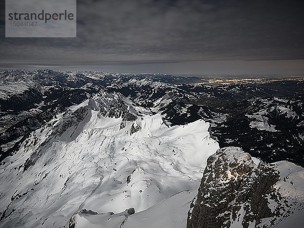Blick vom Säntis auf schneebedeckte Berglandschaft bei Vollmond  Säntis  Alpsteinmassiv  Appenzell  Schweiz  Europa