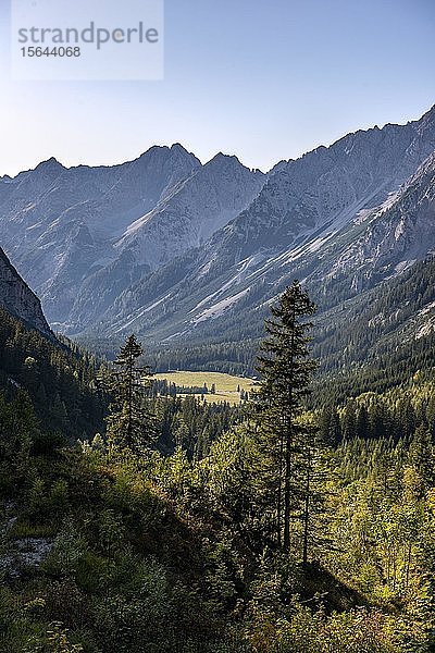 Blick ins Karwendeltal mit Berggipfel der Karwendelspitze  Tirol  Österreich  Europa