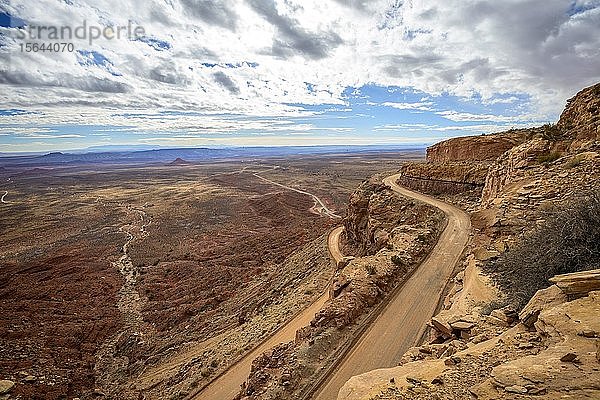 Moki Dugway führt in Serpentinen durch die Steilwand der Cedar Mesa  Blick auf das Valley of the Gods  Bears Ears National Monument  Utah State Route 261  Utah  USA  Nordamerika